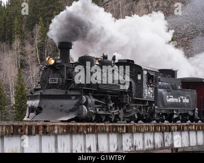 Lokomotive 487 kreuzt Cascade Trestle, Cumbres & Toltec Scenic Railroad zwischen Chama, New Mexico und Colorado Antonito. Stockfoto