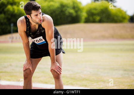 Müde Athleten auf der Laufstrecke steht Stockfoto