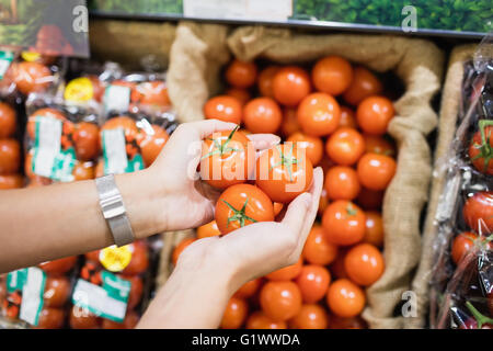 Nahaufnahme von Händen mit Tomaten Stockfoto