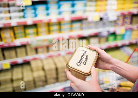 Nahaufnahme des Hände halten aufgewühlt Creme Stockfoto