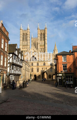 Die Leigh Pemberton House in Castle Hill mit der Westfassade der Kathedrale von Lincoln betrachtet durch die Staatskasse Tor, Lincoln Stockfoto