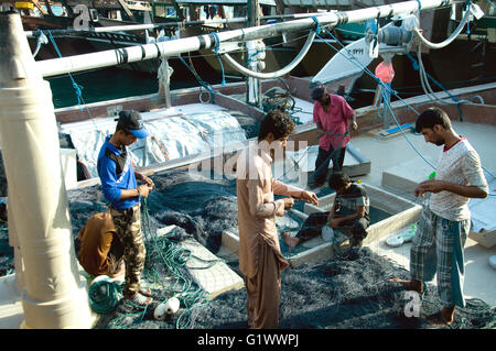 Überprüfung Netze an Bord ein Fischerboot im Hafen, persischen Golfküste, Iran Stockfoto