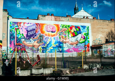 Moderne Straßenkunst auf der Wand Stadtraum. Straße Graffiti Zusammensetzung. Cyberpunk-Konzept Stockfoto