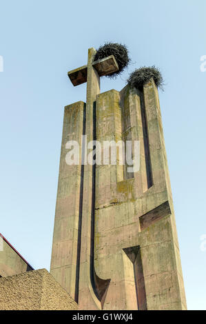 Turm eine moderne Kirche mit Kreuz und zwei Nester der Störche in der Stadt Soria, Castilla y Leon, Spanien Stockfoto