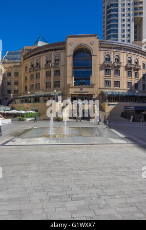 Nelson Mandela Square ist ein öffentlicher Raum und Einkaufsviertel Stockfoto