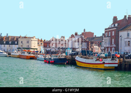 Bunte Fischerboote vertäut am Kai auf dem Fluss Wey in Weymouth Hafen, Dorset, England, UK Stockfoto