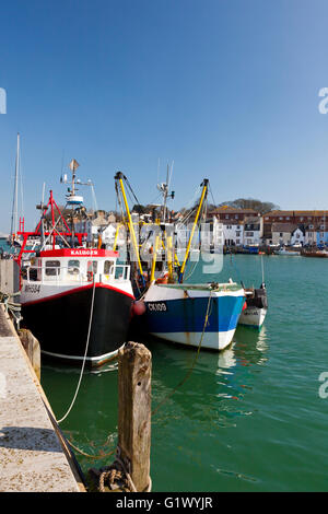 Bunte Fischerboote vertäut am Kai auf dem Fluss Wey in Weymouth Hafen, Dorset, England, UK Stockfoto