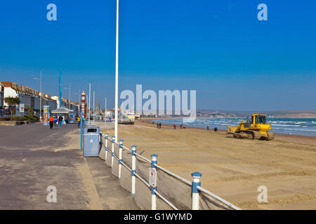 Ein Bulldozer Nivellierung Neusand hinzugefügt, um den Strand Sand entfernt durch Winterstürme in Weymouth, Dorset, England zu ersetzen Stockfoto