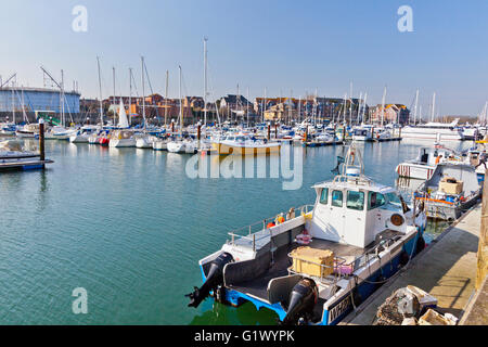 Freizeit-Yachten und Fischerboote im Hafen von Weymouth Hafen, Dorset, England, UK Stockfoto