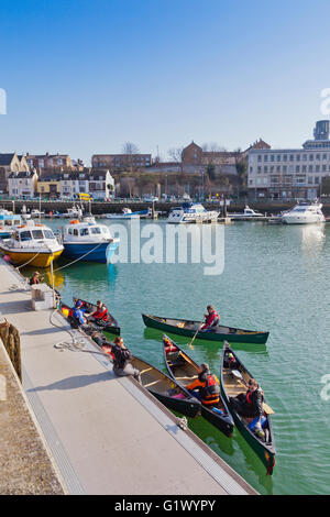 Eine Gruppe von Meer Kajakfahrer in Weymouth Hafen, Dorset, England, UK Stockfoto