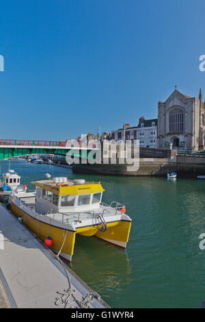 Zwei bunte Fischerboote sind neben der Stadt Brücke in Weymouth Hafen, Dorset, England, UK festgemacht. Stockfoto