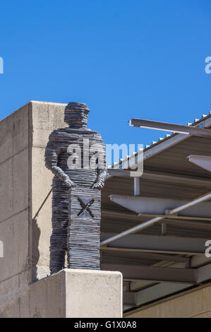 Soweto Südafrika 28. März 2016 Walter Sisulu Square Hingabe. Statue des "soll das Volk regieren" Stockfoto