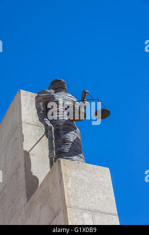 Soweto Südafrika 28. März 2016 Walter Sisulu Square Hingabe. Statue von "Alle sind gleich vor dem Gesetz" Stockfoto