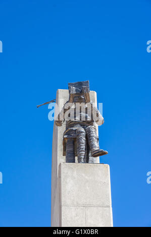 Soweto Südafrika 28. März 2016 Walter Sisulu Square Hingabe. Statue des "werden die Türen des Lernens und der Kultur Stockfoto