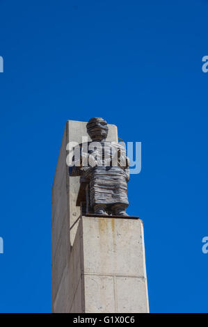 Soweto Südafrika 28. März 2016 Walter Sisulu Square Hingabe. Statue des "werden Häuser, Sicherheit und Komfort Stockfoto