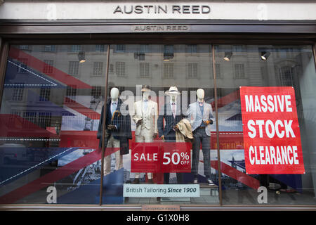 Austin Reed Dateien beachten Sie für die Verwaltung mit 1.000 Arbeitsplätze bei Gefahr, Regent Street, London, England, UK Stockfoto