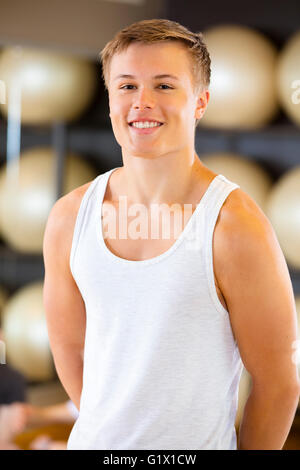 Lächelnd jungen Mann im Training Outfit im Fitness-Studio Stockfoto