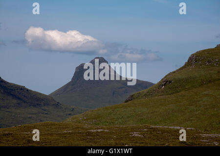 Stac Pollaidh An Loagh auf Flanke von Cul Mor Lochan ein Ais-Vordergrund aus Knockan Crag Assynt Schottland Stockfoto