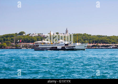 Öffentliche Fähre geht vor Topkapi Palast in Istanbul Stockfoto