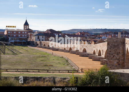 Hospital de Órbigo, Spanien: Puente del Paso Honroso. Stockfoto