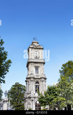 Uhrturm von Dolmabahçe-Palast in Istanbul Stockfoto