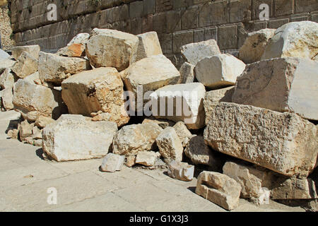 Gefallen Steinblöcke aus einem Abschnitt der Mauer umgibt den Tempelberg (Klagemauer), die von römischen Soldaten zerstört wurde Stockfoto