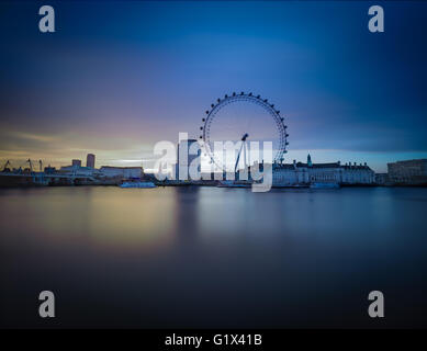 Goldene Stunde lange Exposition des London Eye in der Morgendämmerung.