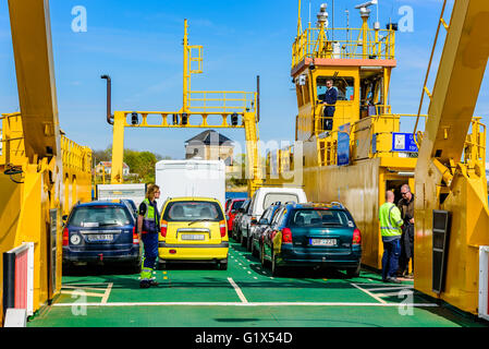 Karlskrona, Schweden - 3. Mai 2016: Echte Menschen im Alltag. Personal- und Autos auf dem kostenlosen Aspo Auto Fähre warten zu fahren Stockfoto