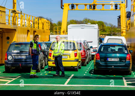 Karlskrona, Schweden - 3. Mai 2016: Echte Menschen im Alltag. Personal- und Autos auf dem kostenlosen Aspo Auto Fähre warten zu fahren Stockfoto