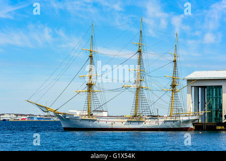 Karlskrona, Schweden - 3. Mai 2016: HMS Jarramas ist eines der kleinsten Schiffe in der Welt voll getakelt. Sie liegt außerhalb der Stockfoto