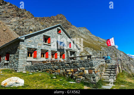 Berghütte Schönbielhütte der des Schweizer Alpenclubs (SAC) mit Fahne des Kantons Wallis, Zermatt, Wallis, Schweiz Stockfoto