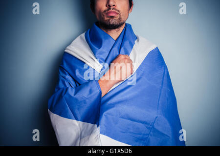 Ein mutig und stolz junge Schotte trägt seine Nation Flagge das Andreaskreuz Stockfoto