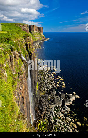 Mealt Wasserfall und Kilt Rock Basaltfelsen in der Nähe von Staffin, Isle Of Skye, Schottland, Großbritannien Stockfoto