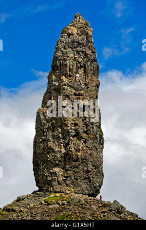 Person im Größenvergleich zu den Pinnacle Rock The Old Man of Storr, Isle Of Skye, Schottland, Vereinigtes Königreich Stockfoto