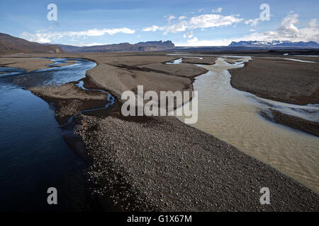 Glazial-Abfluß durchdringen die vulkanischen Sand schlichte Skeidararsandur, Region Süd, Island Stockfoto