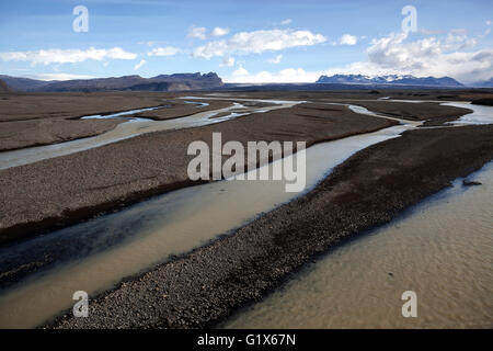 Glazial-Abfluß durchdringen die vulkanischen Sand schlichte Skeidararsandur, Region Süd, Island Stockfoto