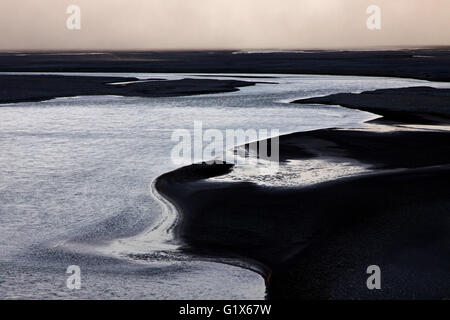 Glazial-Abfluß zu durchdringen, vulkanischen Sand schlicht Skeidararsandur, Hintergrundbeleuchtung, Region Süd, Island Stockfoto