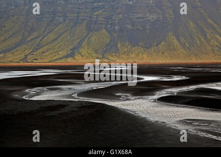 Landschaft mit Gewässer durch vulkanischen Sand, Nupsstadur oder Núpsstaður, Region Süd, Island Stockfoto