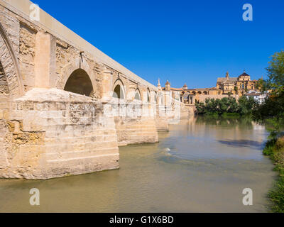 Römische Brücke, Puente Romano über den Rio Guadalquivir, Mezquita-Kathedrale, Provinz Córdoba, Andalusien, Spanien Stockfoto