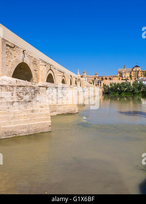 Römische Brücke, Puente Romano über den Rio Guadalquivir, Mezquita-Kathedrale, Provinz Córdoba, Andalusien, Spanien Stockfoto