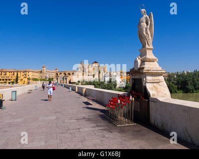 Statue des Heiligen Rafael auf der Brücke Puente Romano, Mezquita, Provinz Córdoba, Andalusien, Spanien Stockfoto