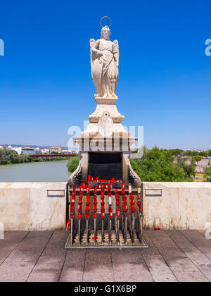 Statue des Heiligen Rafael auf der Brücke Puente Romano, Provinz Córdoba, Andalusien, Spanien Stockfoto