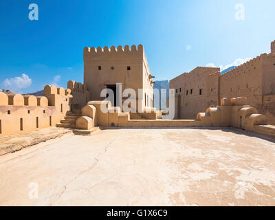 Courtyard Fort Nakhl oder Husn Al Heem, Festung, über Oase Nakhl am Jebel Nakhl solide, historische Lehm constrution Stockfoto
