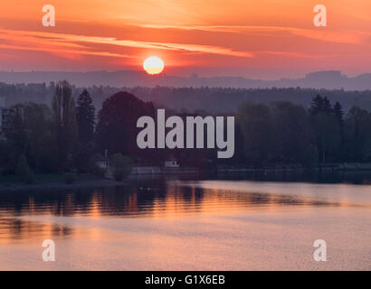 Sonnenaufgang über dem Bodensee, Blick vom Moleturm Friedrichshafen am Bodensee, Bodensee Bezirk, Swabia Stockfoto