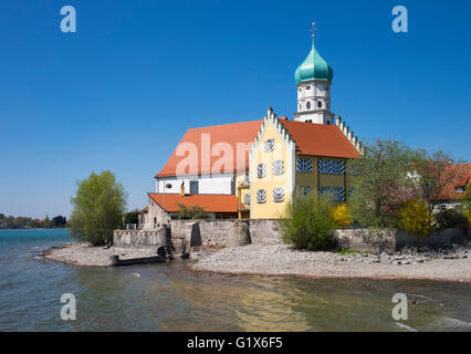 Schloss und Kirche des Heiligen Georg auf der Halbinsel in Wasserburg am Bodensee, Allgäu, Schwaben, Bayern, Deutschland Stockfoto