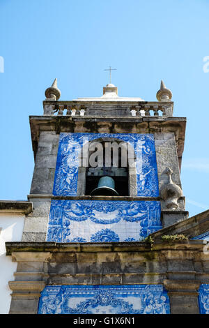 Capela Das Almas, Glockenturm mit Azulejos Kacheln, Porto, UNESCO World Heritage Site, Portugal Stockfoto