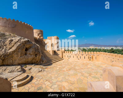 Fort Nakhl oder Husn Al Heem, Festung, über Oase Nakhl auf Jebel Nakhl solide, historische Lehm Constrution, Provinz Al Batinah Stockfoto