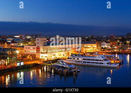 Hafen und Zeppelin-Museum in der Abenddämmerung, Blick vom Moleturm Friedrichshafen am Bodensee, Bodensee Bezirk, Swabia Stockfoto