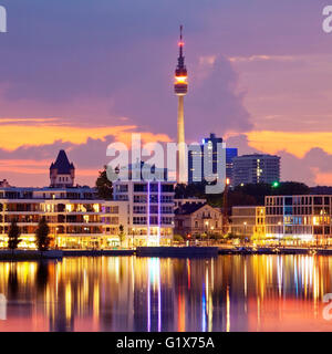 Phoenix-See mit der Florianturm in der Abenddämmerung, Dortmund, Nordrhein-Westfalen, Deutschland Stockfoto