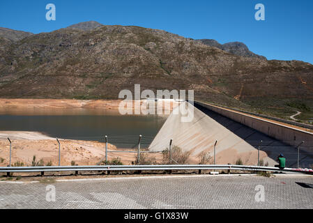 BERG RIVER DAM FRANSCHHOEK WESTERN CAPE Südafrika - Staumauer und niedrigen Wasserstand des Berg River Dam Stausees Stockfoto